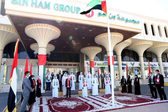 مسلم بن حم يرفع علم الدولة أمام المقر الرئيس لمجموعة بن حم