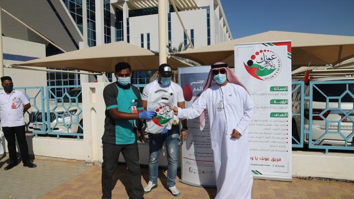 برعاية محمد بن حم.. عونك يا وطن يوزع كسوة الشتاء على العاملين في العين