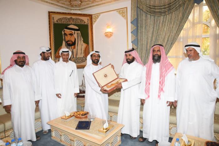 مسلم بن حم يكرم الرحالة من أبناء العوامر المشاركين في قافلة ركايب القاطعة لصحراء الربع الخالي